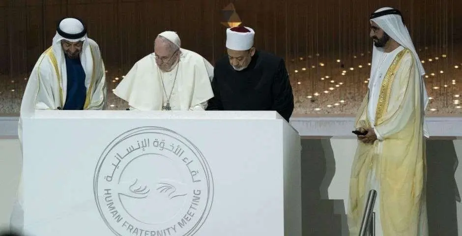 Firma del documento por la Fraternidad Humana, rubricado por el Papa Francisco y el Gran Imán de Al Azhar, Ahmed Al Tayeb en Abu Chabi. (WAM)