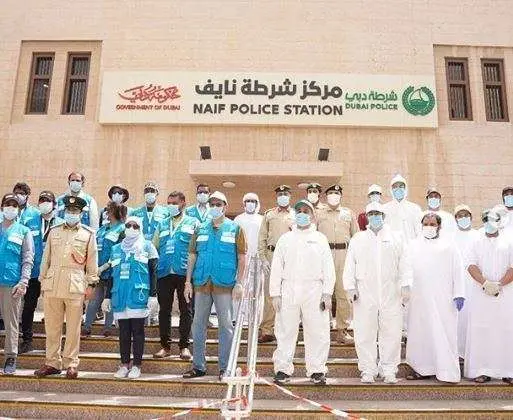 En la imagen de Dubai Media Office, voluntarios en el barrio de Naif.