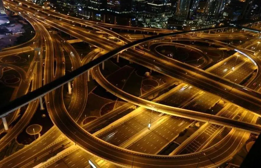 Vista aérea de la Sheikh Zayed Road de Dubai el 26 de marzo de 2020. (Reuters)