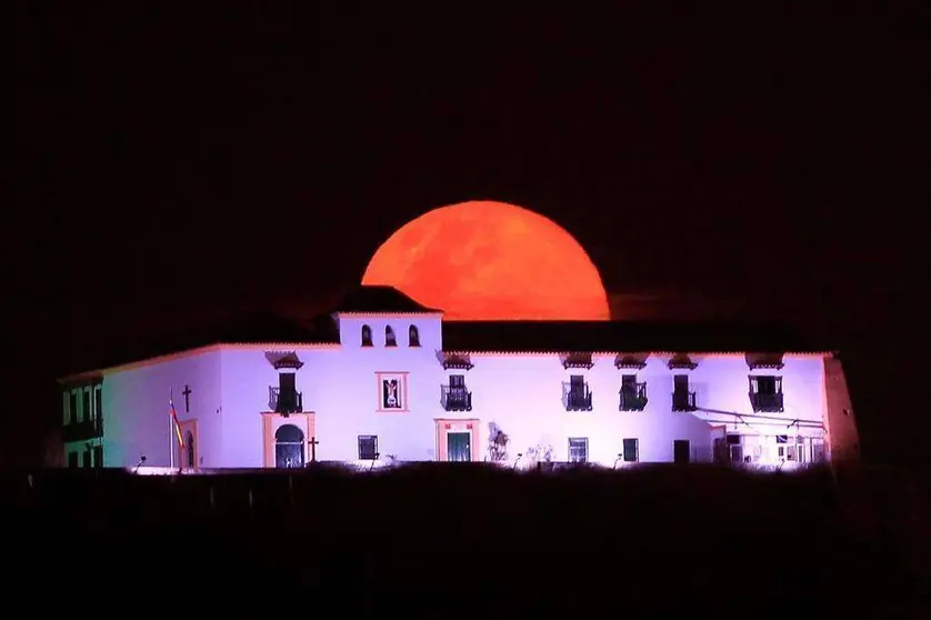 Una vista de la súper luna, sobre el convento de Santa Cruz de la Popa, en Cartagena, Colombia. (EPA)