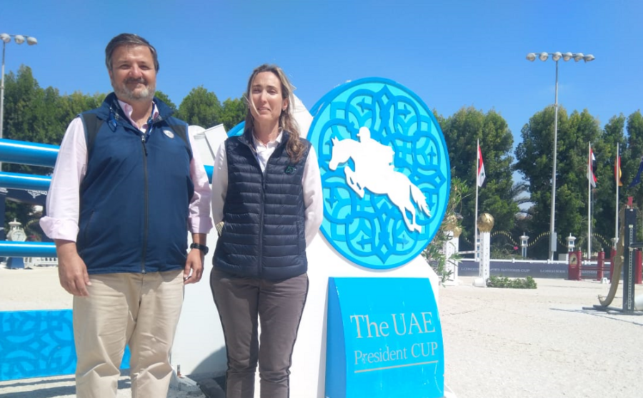 Santiago Varela y Elena Boix posan junto a uno de los obstáculos del consurso de EAU. (Richard Ramos)