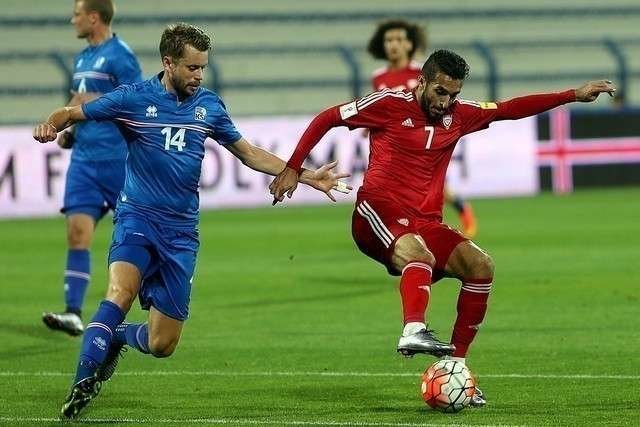 Ali Mabkhout, a la derecha, anotó uno de los goles de Emiratos Árabes. 
