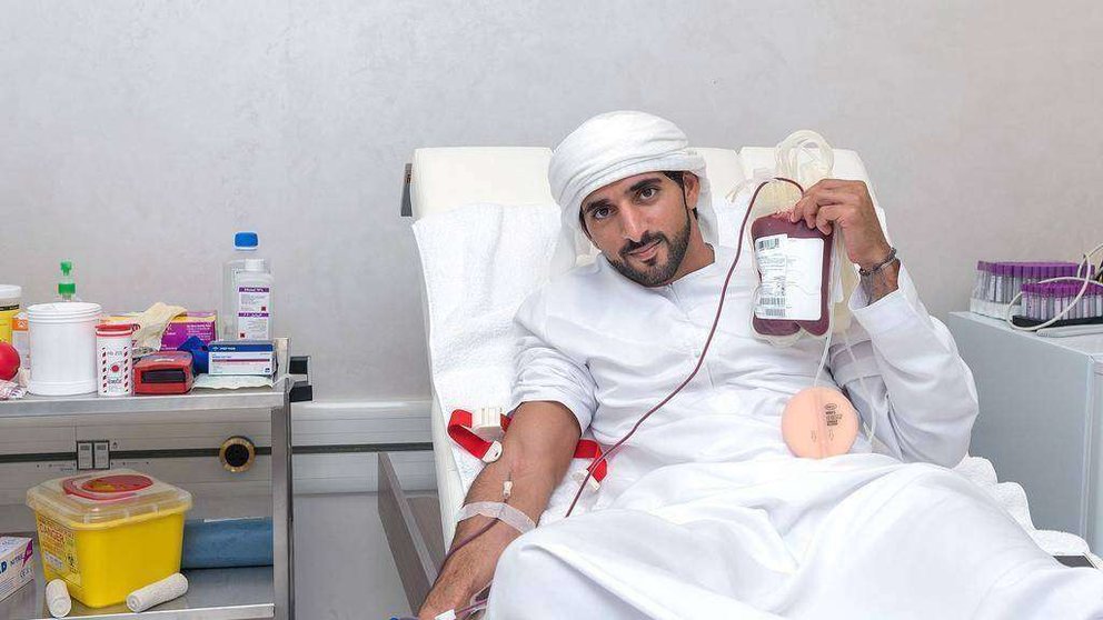 El jeque Hamdan durante una donación de sangre. (WAM)