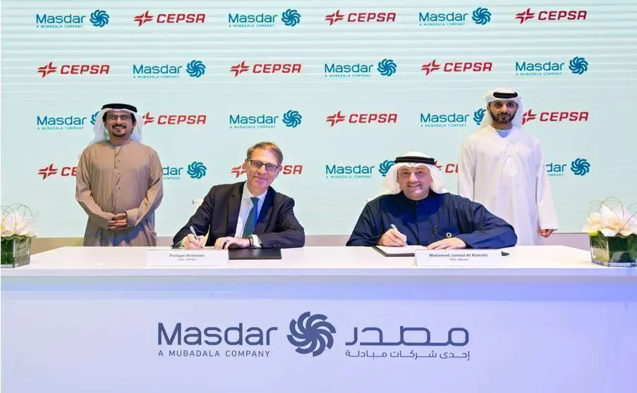 Los consejeros delegados de Cepsa, Philippe Boisseau -izquierda-, y de Masdar, Mohamed Jameel Al Ramahi, durante la firma del acuerdo que permitirá desarrollar las energías renovables en España y Portugal. (Cepsa)