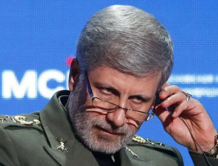 El ministro de Defensa iraní, Amir Hatami, ajusta un auricular durante una conferencia. (Reuters)