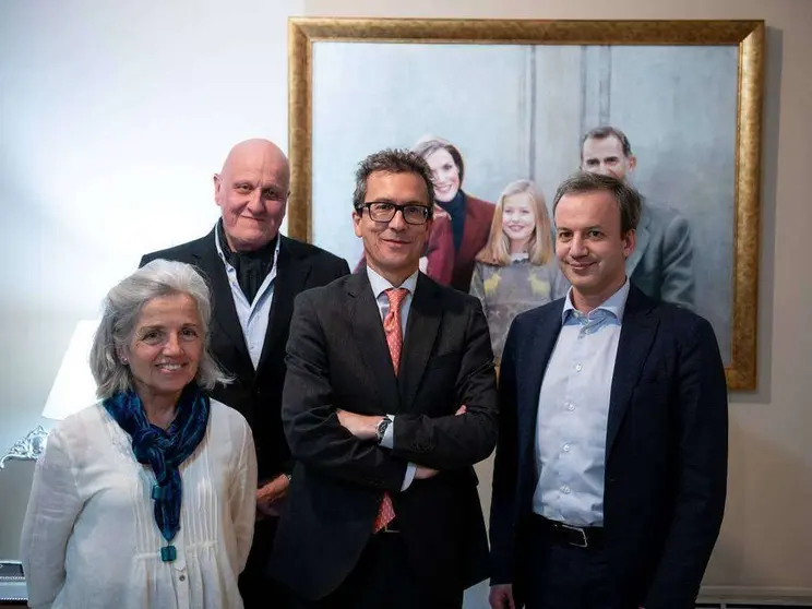 Carmen Bueno y Leontxo García, directora y comisario de ajedrez del Pabellón de España, respectivamente, junto a Antonio Álvarez, embajador español en EAU, y Arkady Dvorkóvich, presidente de la FIDE, en febrero en Abu Dhabi. (PABELLÓN DE ESPAÑA DUBAI 2020