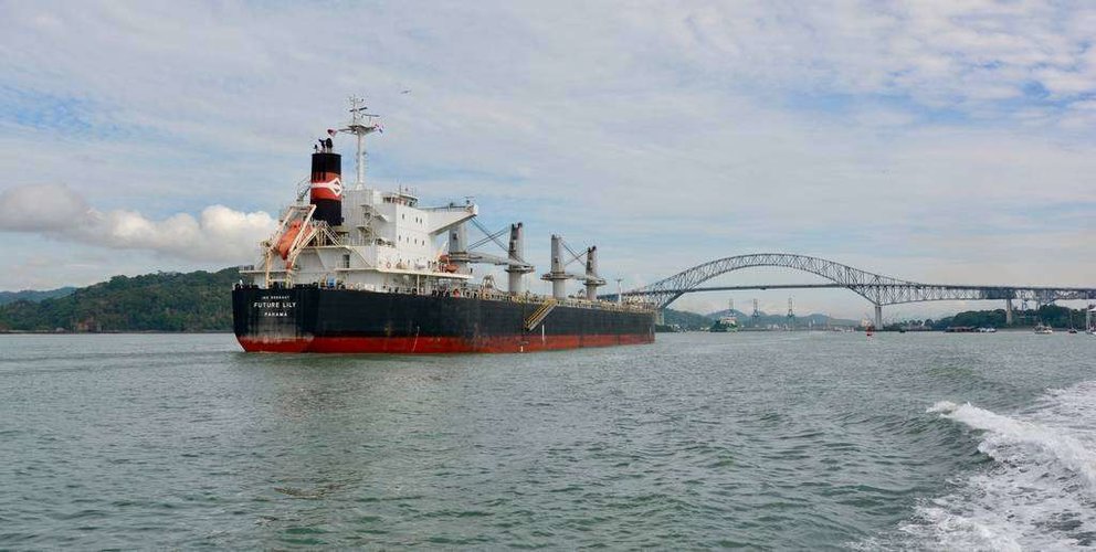 Un buque navega por el Canal de Panamá a la altura del Puente de las Américas. (pxhere.com)