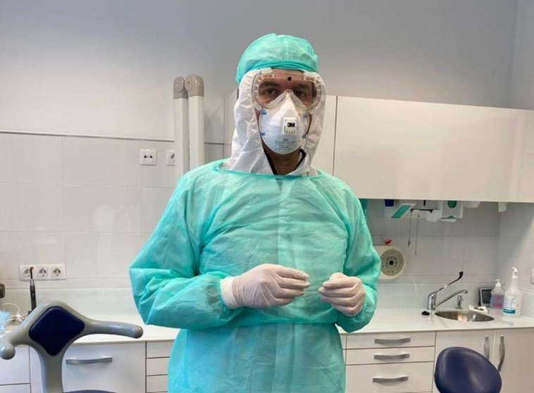 El doctor Luis Gavin, totalmente protegido para llevar a cabo un tratamiento dental. (Cedida)