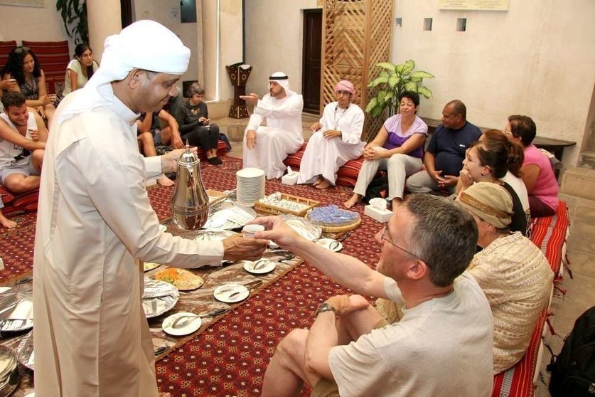 Iftar en el Centro Sheikh Mohamed para la Comprensión Cultural situado en el barrio histórico de Al Fahidi en Dubai. (EL CORREO)