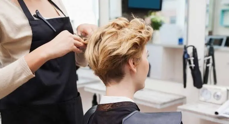 Una mujer se arregla el cabello.