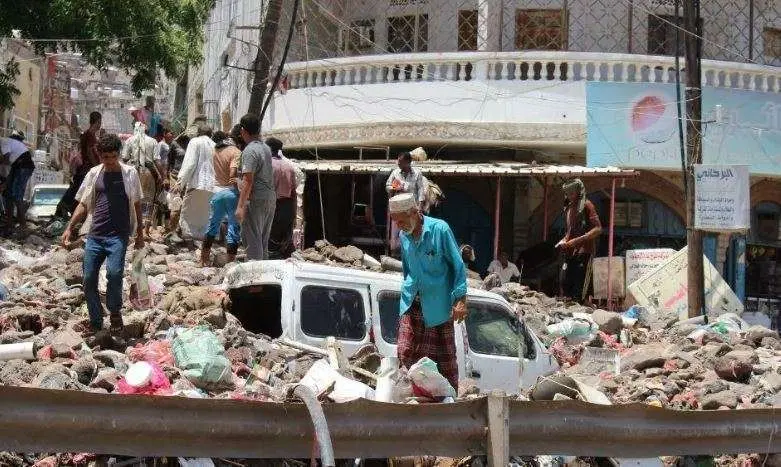 En la imagen de Reuters, yemeníes inspeccionan los daños causados por la últimas lluvias.