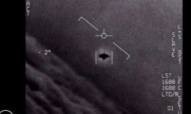 Captura de uno de los vídeos hechos públicos por el Pentágono el 27 de abril de 2020 en el que se pueden ver “fenómenos aéreos no identificados”. (Reuters)