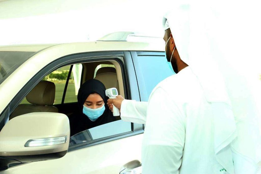 En la imagen de WAM, toma de temperatura de una ciudadana en EAU.