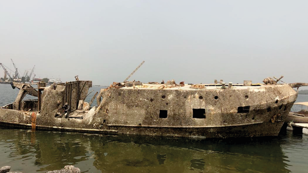 El Municipio de Abu Dhabi difundió esta imagen de una embarcación abandonada en la capital.