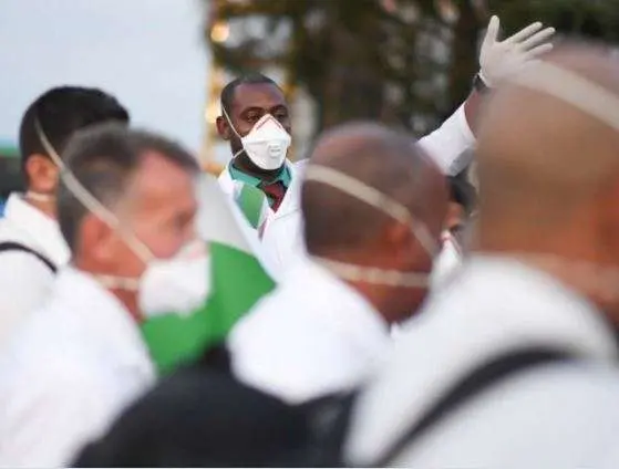 En la imagen de Reuters, sanitarios cubanos.