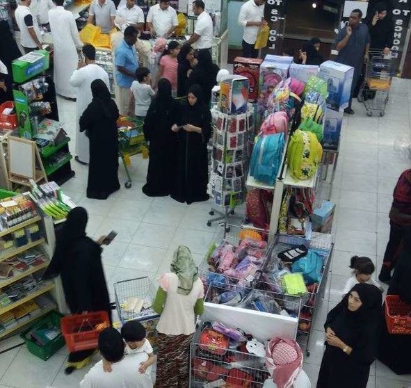 Niños en un centro comercial de Emiratos Árabes Unidos. (EL CORREO)