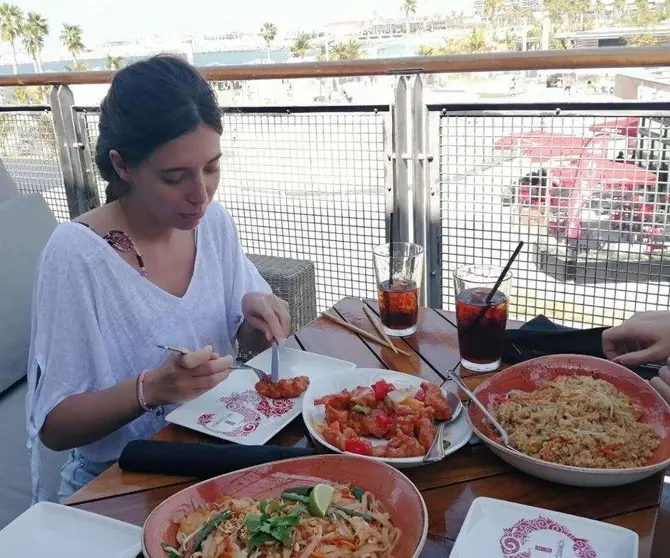 Una turista en un restaurante en Dubai. (EL CORREO)