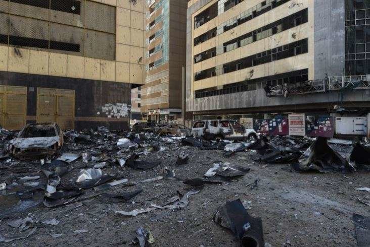 Escombros tras el incendio del edificio en Sharjah. (Gulf News)