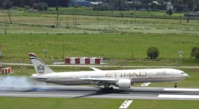 Avión de Etihad pasajeros en El Dorado. (@maitoplane)