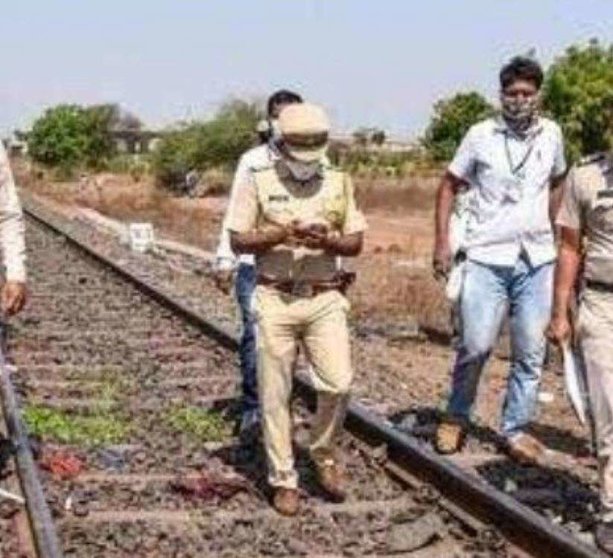 Policía india en las vías del tren (Twitter)