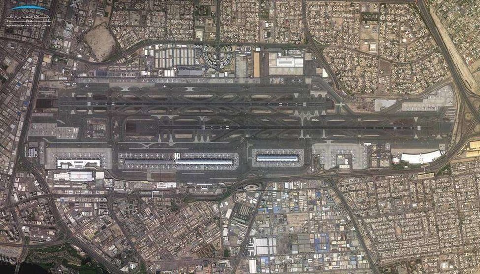 Aeropuerto de Dubai desde el satélite Khalifa.