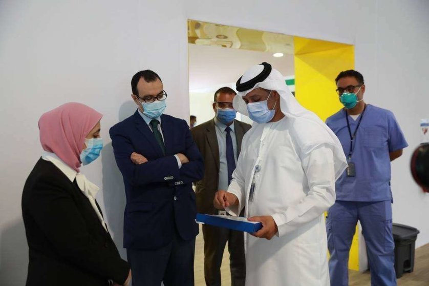 Funcionarios en un laboratorio de pruebas de diagnóstico de Covid-19 en Abu Dhabi. (WAM)