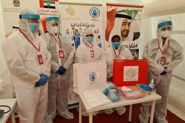 Personal sanitario en Abu Dhabi. (WAM)