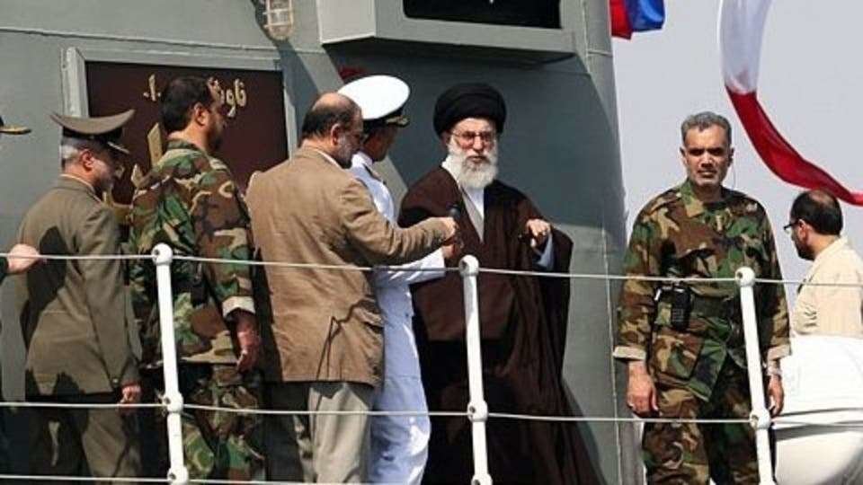 El presidente de Irán durante una visita hace años al barco hundido. (Al Arabiya)