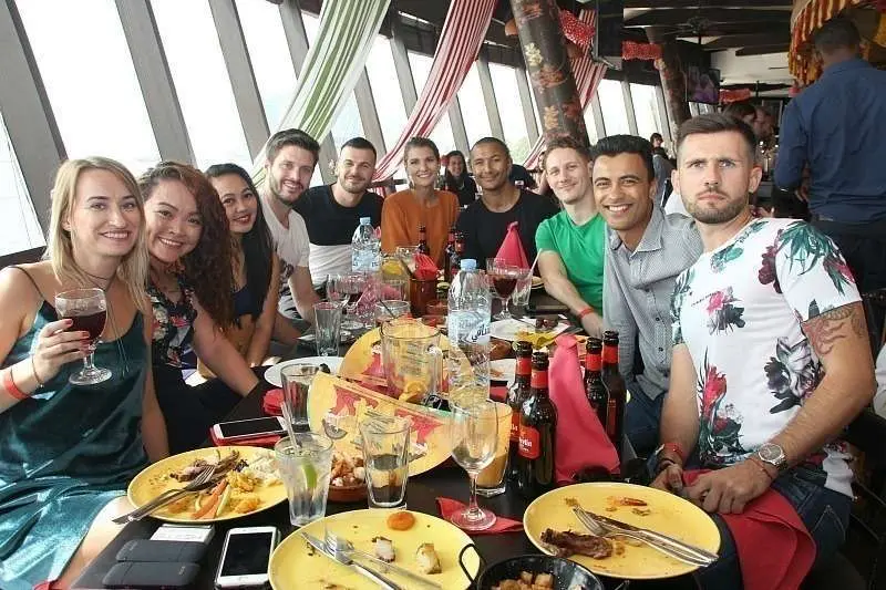 El grupo del ruso Dimitry en Casa de Tapas. (EL CORREO)