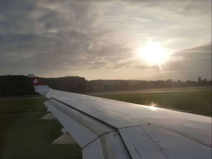 Un avión de la aerolínea europea Swiss aterriazando en Zúrich. (EL CORREO)