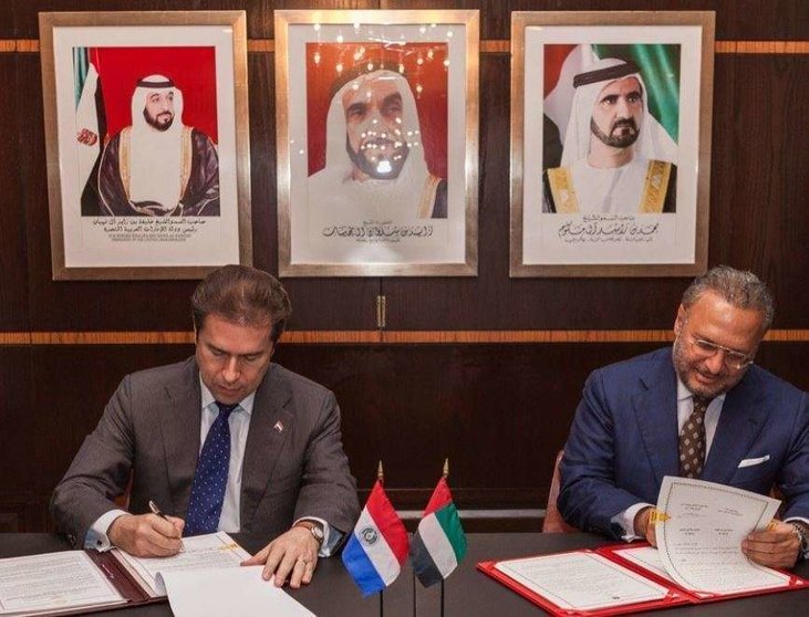 Los ministros de Exteriores de Emiratos Árabes y Paraguay durante la firma de un acuerdo en Nueva York.