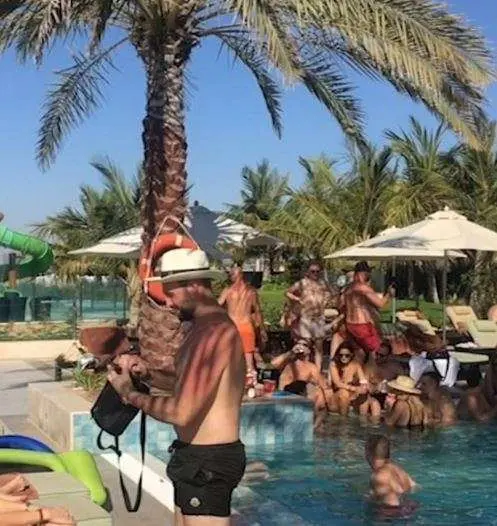 La piscina del Hilton Doubletree Resort and Spa at Marjan Island durante la pandemia. (DailyMail)