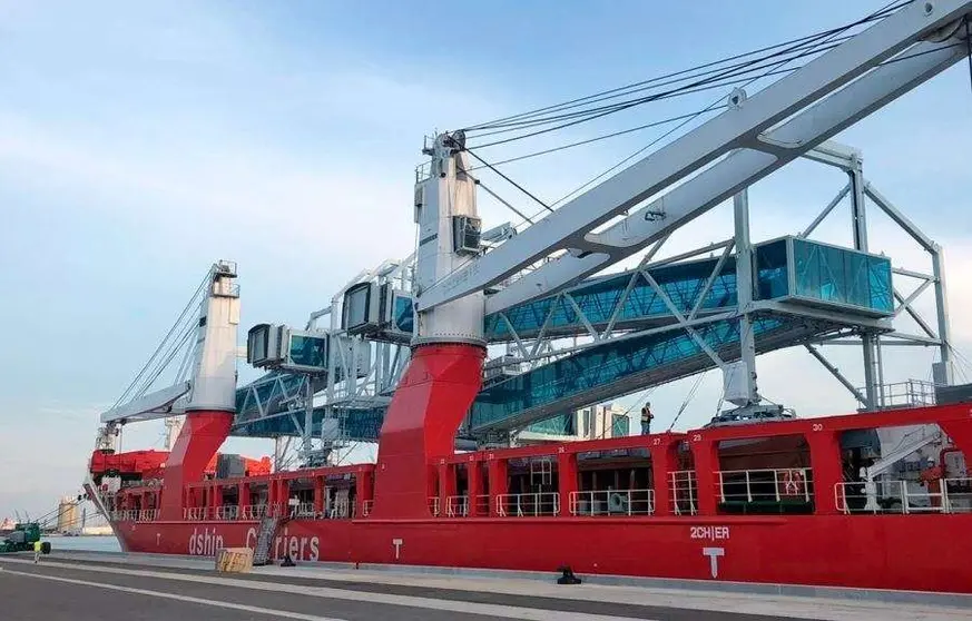 Las pasarelas de embarque antes de salir del puerto de Barcelona. (radiohuesca.com)