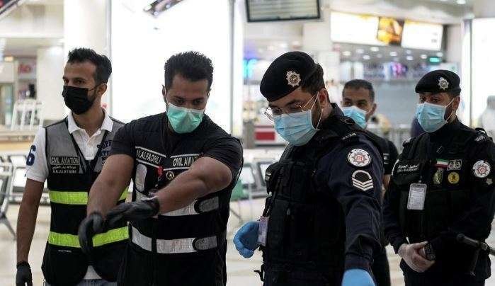 Policía y personal de aviación en el Aeropuerto de Kuwait. (Reuters)