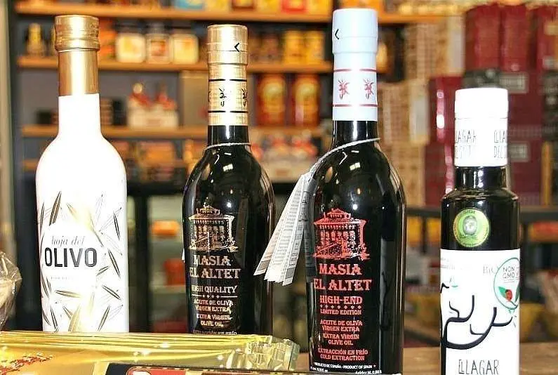 Aceites de Oliva Virgen Extra en la tienda de La Despensa en Al Quoz en Dubai. (EL CORREO)