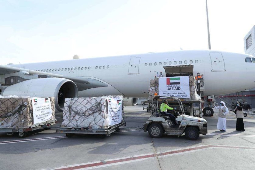 El avión de Etihad con la carga de ayuda para los palestinos. (WAM)