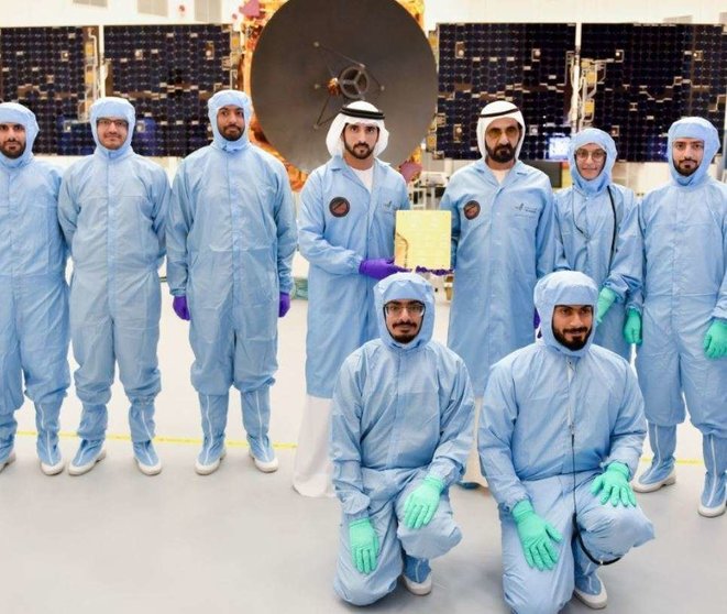 El gobernante de Dubai y el jeque Hamdan en el equipo de la 'Misión a Marte'. (WAM)