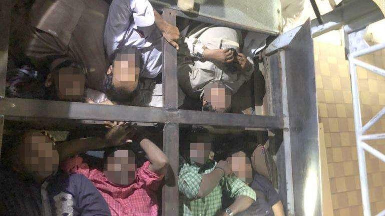 La Policía de Abu Dhabi difundió esta imagen de personas hacinadas en un camión.