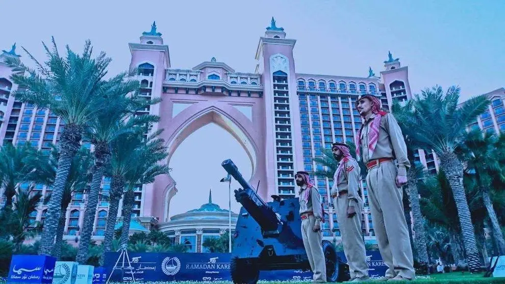 Momento del cañonazo que marca la hora del Iftar en el hotel Atlantis de Dubai.