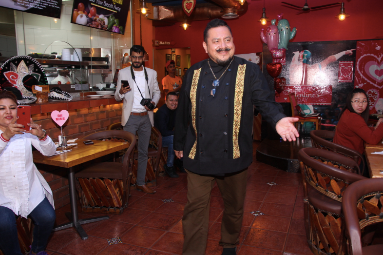 El chef Ernesto con una guayabera negra. (ELCORREO)