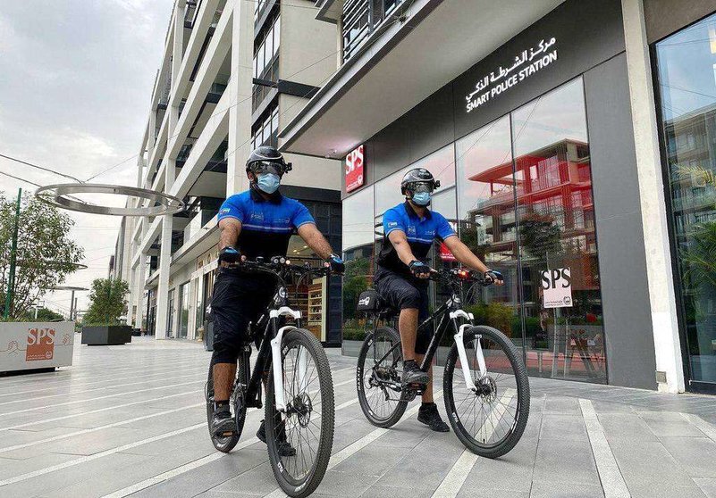 Policías de Dubai en bicicleta con cascos inteligentes y mascarillas. (WAM)