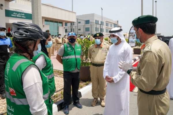 En la imagen de WAM, el príncipe heredero de Dubai con miembros de la policía.