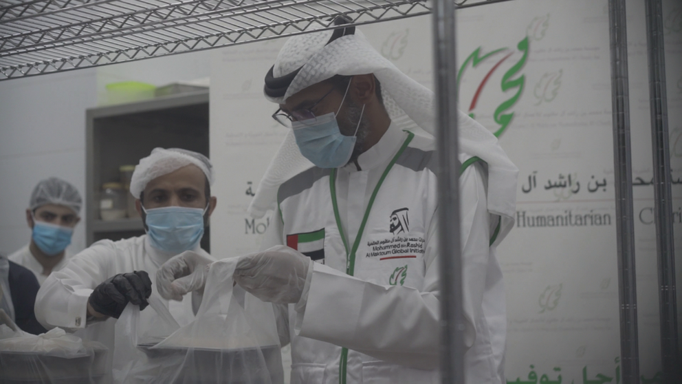 Trabajadores de Dubai reparten suministros durante la pandemia. (WAM)