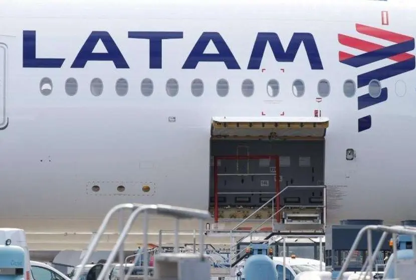 En la imagen de Reuters, un avión de la aerolínea Latam.