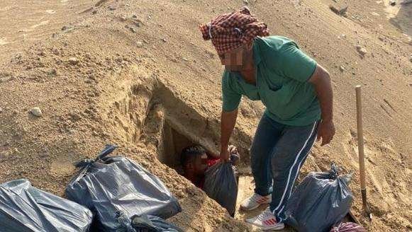 La Policía de Dubai difundió esta imagen del lugar donde se enterraron las botellas.