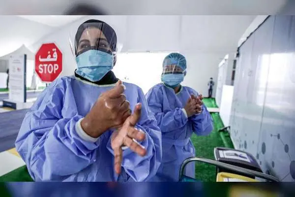 Un centro móvil de diagnóstico de coronavirus en Emiratos Árabes. (WAM)