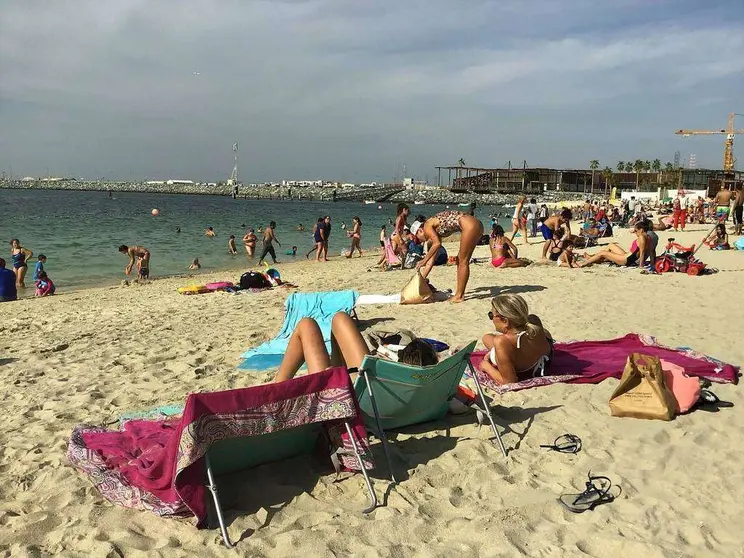 Aspecto de la playa de La Mer en Dubai al mediodia del 1 de diciembre. (EL CORREO)