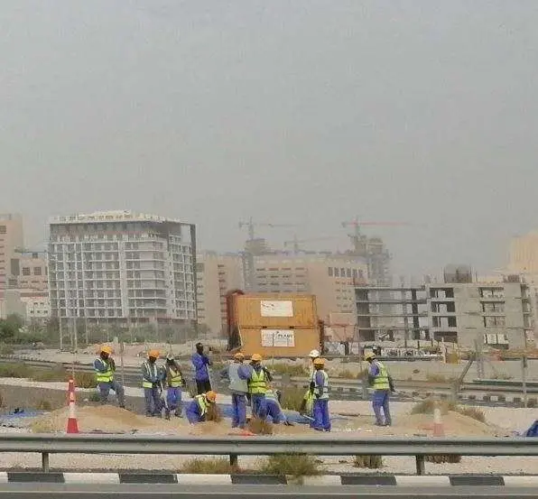 Trabajadores en una carretera en Dubai. (EL CORREO)