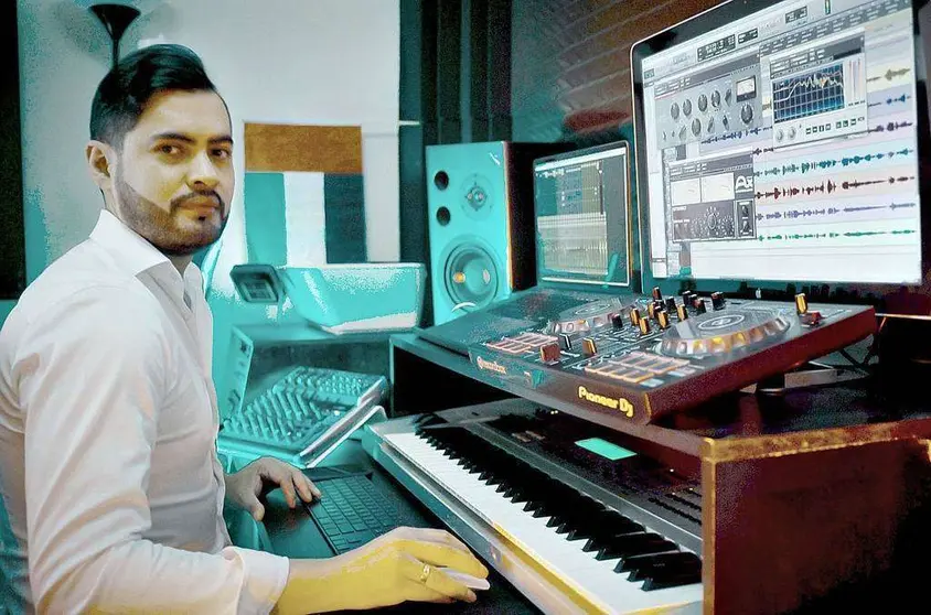 Óscar Martínez, músico, productor y videógrafo colombiano residente en Dubai, durante la producción de Himno de Emiratos Árabes. (Cedida)