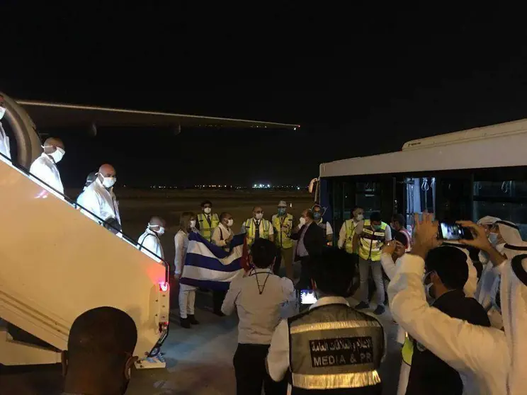 Kuwaitíes celebran la llegada de médicos cubanos al aeropuerto. (Kuna)